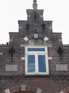 819565 Gezicht op de topgevel van een van de hofjeswoningen Minstraat 27 - 65 te Utrecht, met de naamsteen Gasthuis ...